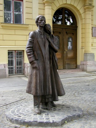 Radnóti Miklós és Fanni, Szeged, bronz, 220 cm