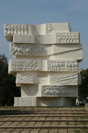 Jubileumi emlékmű, Szolnok, beton, 12 m